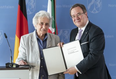 Ministerpräsident Armin Laschet zeichnet Anita Lasker-Wallfisch mit dem Verdienstorden des Landes Nordrhein-Westfalen aus
