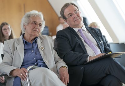 Ministerpräsident Armin Laschet zeichnet Anita Lasker-Wallfisch mit dem Verdienstorden des Landes Nordrhein-Westfalen aus