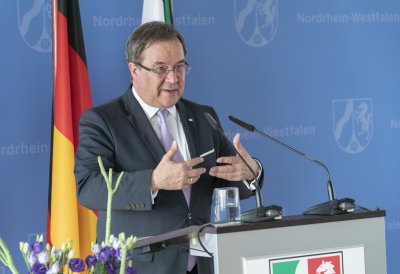 Ministerpräsident Armin Laschet zeichnet Anita Lasker-Wallfisch mit dem Verdienstorden des Landes Nordrhein-Westfalen aus