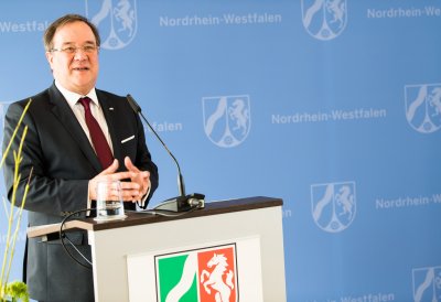 Ministerpräsident Armin Laschet steht am Rednerpult und ehrt die Oliympia-Teilnehmer.