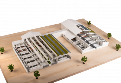 Die Ansicht von Oben eines Stall-Modellbaus auf einem Holzbrett