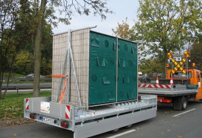 Das Foto zeigt mobile Sichtschutzzäune gegen Schaulustige an Unfallstellen auf einem Lkw Anhänger