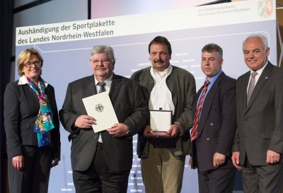 Ministerin Schäfer mit Preisträgern, die ihre Sportplakette in den Händen halten
