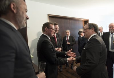 Ministerpräsident Armin Laschet im Gespräch mit Wirtschaftsvertretern aus Deutschland und Belgien