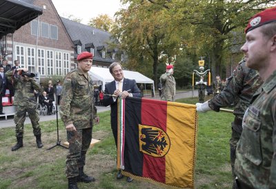 Ministerpräsident Laschet verleiht das Fahnenband des Landes NRW
