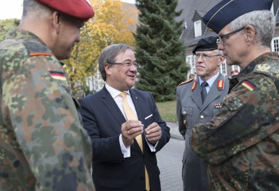 Ministerpräsident Laschet verleiht das Fahnenband des Landes NRW