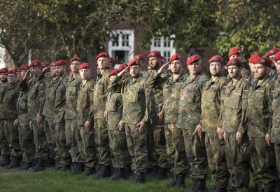 Ministerpräsident Laschet verleiht das Fahnenband des Landes NRW