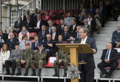 Ministerpräsident Laschet verleiht das Fahnenband des Landes NRW