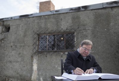 Ministerpräsident Armin Laschet gedenkt in Auschwitz den Opfern des Holocaust