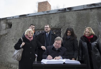 Ministerpräsident Armin Laschet gedenkt in Auschwitz den Opfern des Holocaust