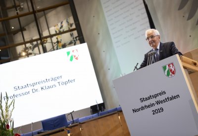 Ministerpräsident Armin Laschet verleiht den Staatspreis 2019 an Prof. Klaus Töpfer