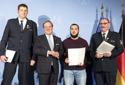 Ministerpräsident Armin Laschet verleiht die Rettungsmedaille des Landes Nordrhein-Westfalen an 20 Bürgerinnen und Bürger