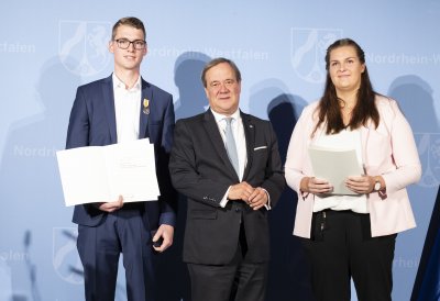 Ministerpräsident Armin Laschet verleiht die Rettungsmedaille des Landes Nordrhein-Westfalen an 20 Bürgerinnen und Bürger
