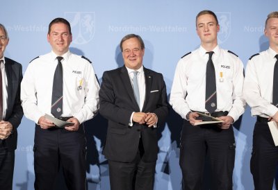 Ministerpräsident Armin Laschet verleiht die Rettungsmedaille des Landes Nordrhein-Westfalen an 20 Bürgerinnen und Bürger
