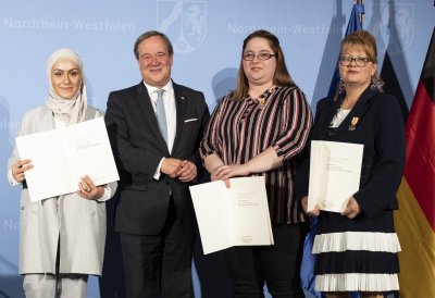 Ministerpräsident Armin Laschet verleiht die Rettungsmedaille des Landes Nordrhein-Westfalen an 20 Bürgerinnen und Bürger