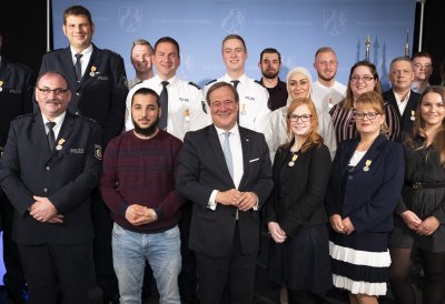 Ministerpräsident Armin Laschet verleiht die Rettungsmedaille des Landes Nordrhein-Westfalen an 20 Bürgerinnen und Bürger