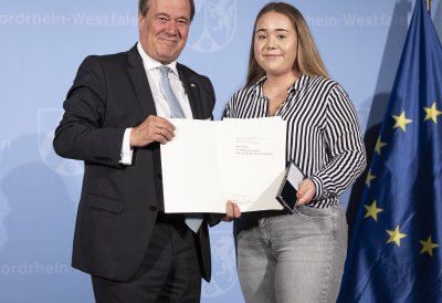 Ministerpräsident Armin Laschet verleiht die Rettungsmedaille des Landes Nordrhein-Westfalen an 20 Bürgerinnen und Bürger