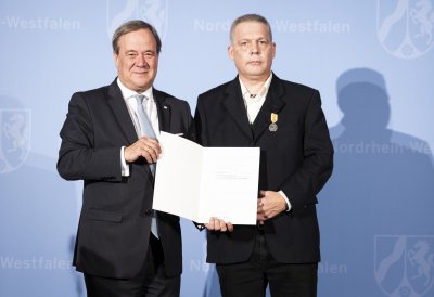 Ministerpräsident Armin Laschet verleiht die Rettungsmedaille des Landes Nordrhein-Westfalen an 20 Bürgerinnen und Bürger