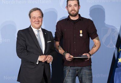 Ministerpräsident Armin Laschet verleiht die Rettungsmedaille des Landes Nordrhein-Westfalen an 20 Bürgerinnen und Bürger