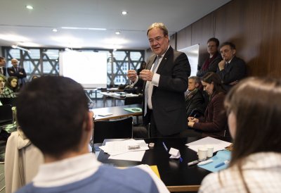 Ministerpräsident Laschet gedenkt der Opfer des Holocaust bei zentraler Feier in Paris