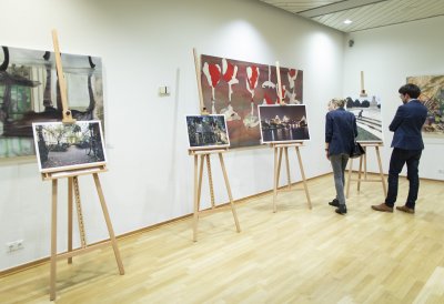 Sieger des Foto-Wettbewerbs zum Beneluxjahr ausgezeichnet: „Europa heute – Kinder statt Krieg“ gewinnt