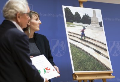 Sieger des Foto-Wettbewerbs zum Beneluxjahr ausgezeichnet: „Europa heute – Kinder statt Krieg“ gewinnt