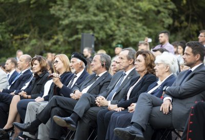 Gedenkfeierlichkeiten am Friedhof für die Aufständischen in Warschau