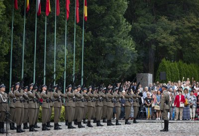 Gedenkfeierlichkeiten am Friedhof für die Aufständischen in Warschau