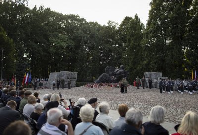 Gedenkfeierlichkeiten am Friedhof für die Aufständischen in Warschau