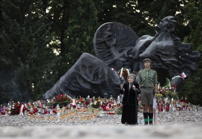Gedenkfeierlichkeiten am Friedhof für die Aufständischen in Warschau