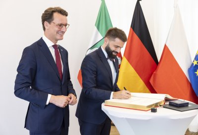 Ministerpräsident Hendrik Wüst verabschiedet den Generalkonsul der Republik Polen und Doyen des Konsularischen Korps NRW, Jakub Wawrzyniak
