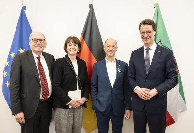 Ministerpräsident Hendrik Wüst verleiht den Verdienstorden des Landes Nordrhein-Westfalen an 16 Bürgerinnen und Bürger