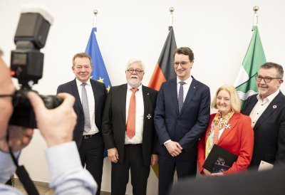 Ministerpräsident Hendrik Wüst verleiht den Verdienstorden des Landes Nordrhein-Westfalen an 16 Bürgerinnen und Bürger
