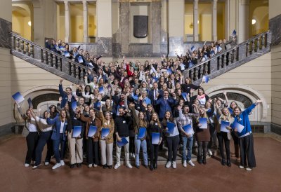 Ministerpräsident Wüst und Schulministerin Feller begrüßen in Düsseldorf mehr als 100 neue Lehramtsanwärterinnen und Lehramtsanwärter
