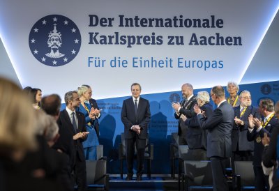 Mario Draghi steht auf der Bühne während das Publikum applaudiert