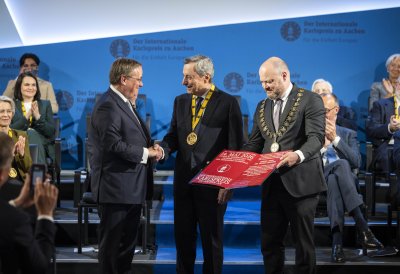 Mario Draghi bekommt die Medaille überreicht, Handschlag mit Armin Laschet