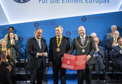 Mario Draghi bekommt die Medaille überreicht