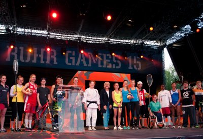 Gruppenbild mit Ministerpräsidentin Hannelore Kraft und jungen Sportlern