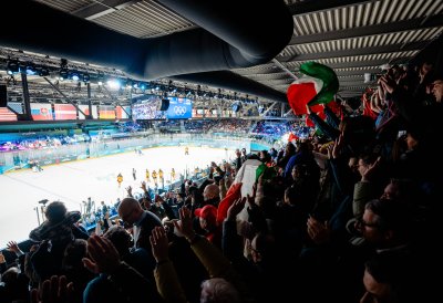 Ministerpräsident besucht das Eishockey Vorrundenspiel der Frauen, Deutschland – Italien