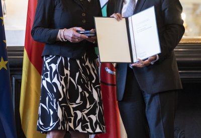 Ministerpräsident Armin Laschet zeichnet 14 Bürgerinnen und Bürger mit dem Landesverdienstorden aus