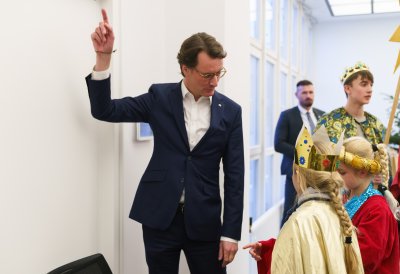 Ministerpräsident Hendrik Wüst empfängt Sternsinger zum traditionellen Dreikönigssingen