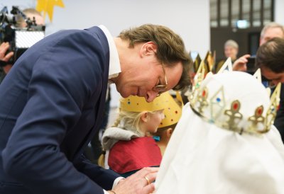 Ministerpräsident Hendrik Wüst empfängt Sternsinger zum traditionellen Dreikönigssingen