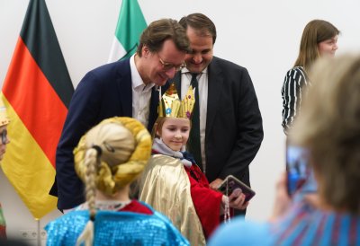 Ministerpräsident Hendrik Wüst empfängt Sternsinger zum traditionellen Dreikönigssingen