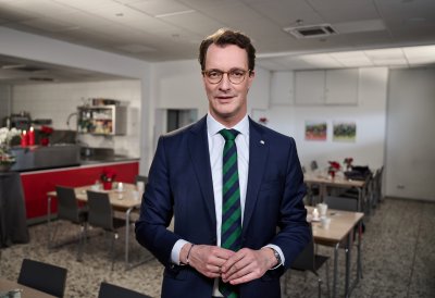 Ministerpräsident Hendrik Wüst steht vor der Kamera