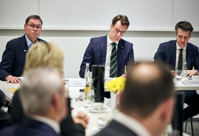 Ministerpräsident Hendrik Wüst im Gespräch mit Landräten 