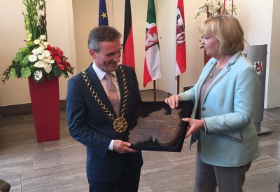 Ministerpräsidentin Hannelore Kraft überreicht Oberbürgermeister Thomas Geisel die Plakette zum NRW-Tag
