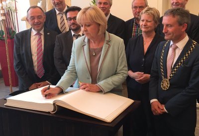 Ministerpräsidentin Hannelore Kraft trägt sich in das Goldene Buch der Landeshauptstadt ein