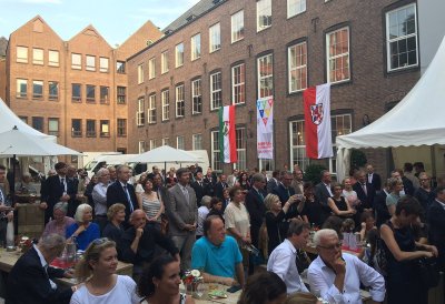 Gäste im Innenhof des Rathauses