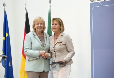 Ministerpräsidentin Hannelore Kraft überreicht Bundesverdienstorden an 16 Bürgerinnen und Bürger aus Nordrhein-Westfalen