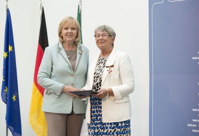 Ministerpräsidentin Hannelore Kraft überreicht Bundesverdienstorden an 16 Bürgerinnen und Bürger aus Nordrhein-Westfalen